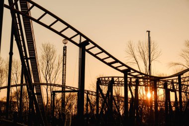 Bir altüst Roller Coaster üzerinde eğlenceli korkutucu