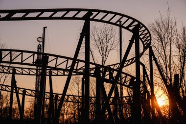 Bir altüst Roller Coaster üzerinde eğlenceli korkutucu