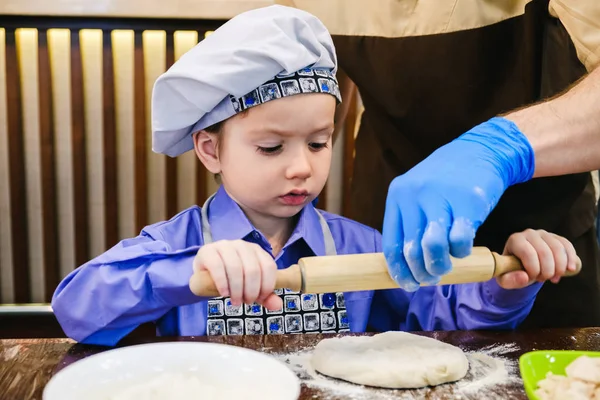 Mały Chłopiec Kolorze Kucharz Przygotowuje Pizza Kurs Gotowania Szefem Kawiarni — Zdjęcie stockowe