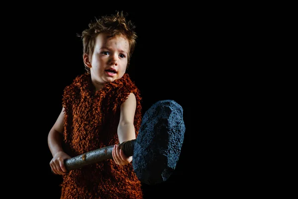 Niño Gracioso Neandertal Cromañón Antiguo Cavernícola Con Hacha Enorme Está —  Fotos de Stock