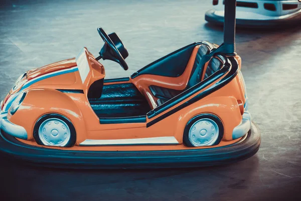 Autodrom turistik eğlence parkı içinde renkli elektrik Çarpışan arabalar