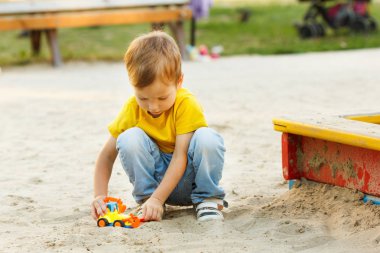 oyun oynayan çocuk.