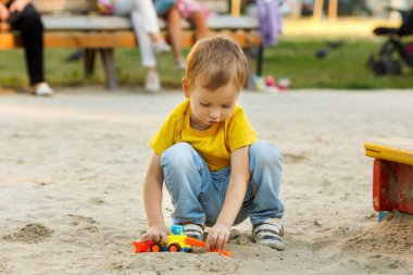oyun oynayan çocuk.