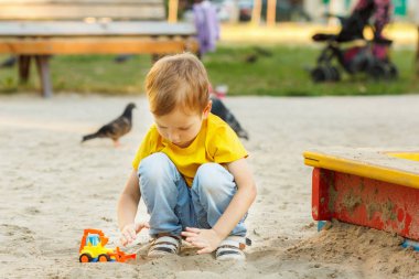 oyun oynayan çocuk.