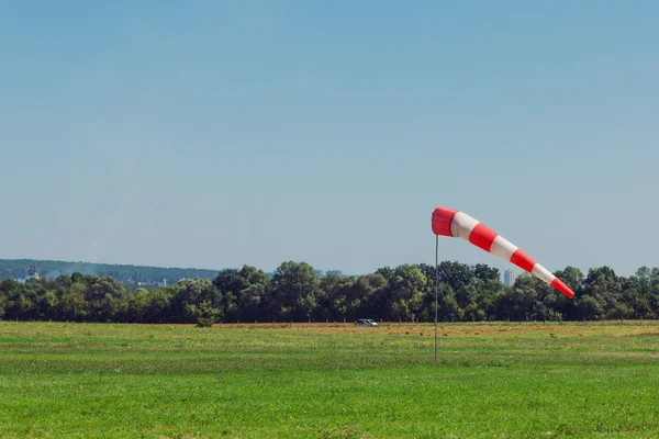 Windsock 作为一个测量风, 风叶片在机场机场上的空气显示 — 图库照片