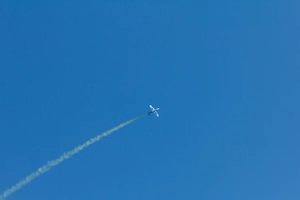 在蓝天中, 飞机后面的落日突出了冷凝痕迹。冷凝跟踪过时的倒置跟踪 — 图库照片