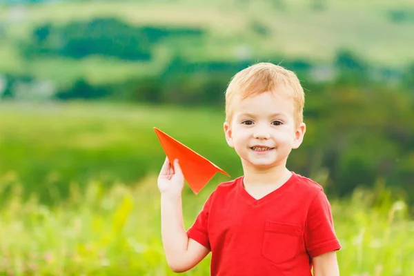 Niño muy feliz con su pequeño avión . —  Fotos de Stock