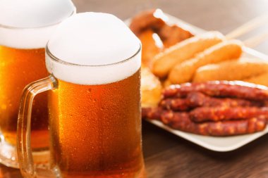 Bira bardağı Ulusal Alman yemekleri ile. Oktoberfest geleneksel gıda