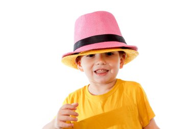 Şapkalı küçük beyaz çocuk dans, izole beyaz. Küçük şirin neşeli espri çocuk beyaz arka plan üzerinde dans ediyor.