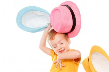 Şapkalı küçük beyaz çocuk dans, izole beyaz. Küçük şirin neşeli espri çocuk beyaz arka plan üzerinde dans ediyor.