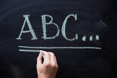 Alfabe Siyah Kara tahta yazma el. Abc harfleri kopya alanı ile birlikte eğitim bilgileri