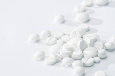 Beyaz arka plan üzerinde izole beyaz hap ve tablet kapsül