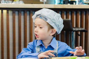 Küçük boy pizza pişirme.