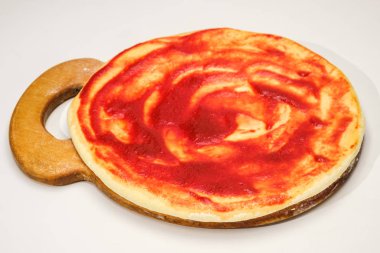 Ahşap bir gemide yemek tortilla pizza. Beyaz izole