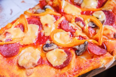 Biberli pizza dilimleri bıçak ile kesme..