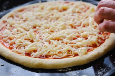 Taze orijinal İtalyan ham pizza, fırın fırın tepsisindeki hazırlık