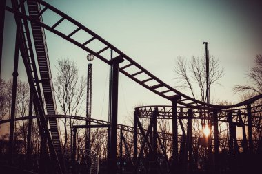 Bir altüst Roller Coaster üzerinde eğlenceli korkutucu
