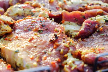 Sığır eti biftek. Taze çiğ domuz eti boyun biftek bir barbekü ızgara üzerinde bitki baharatlar ile için