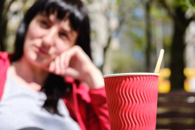 Genç beyaz kız ofis Cafe kahve kafede masada oturuyor.