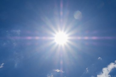Kopya alanı ile berrak mavi gökyüzünde parlayan güneş, güneş ışığı parlak güneşli yaz arka plan