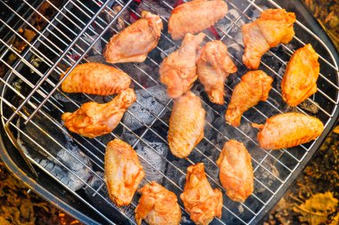 Bir yaz bahçesinde çimenlerin üzerinde Smokehouse standları.