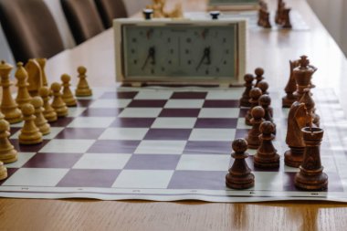 Parçalar ve satranç turnuvası ile bağlantılı olarak ahşap masa saati ile satranç masası.