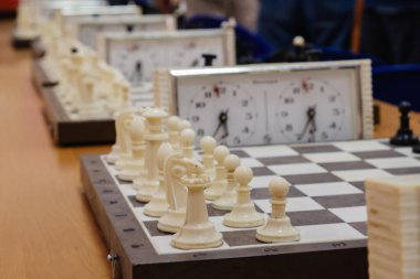 Parçalar ve satranç turnuvası ile bağlantılı olarak ahşap masa saati ile satranç masası.