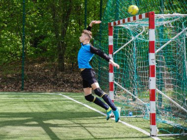 Kaleci topu yakalar. Stadyum kaleci spor zemin oyna, çim futbol kaleci adam, outdoorsc OMPETITION,