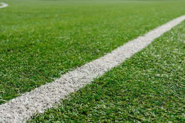 Beyaz çizgili yapay yeşil futbol futbol sahası yan görünümden.