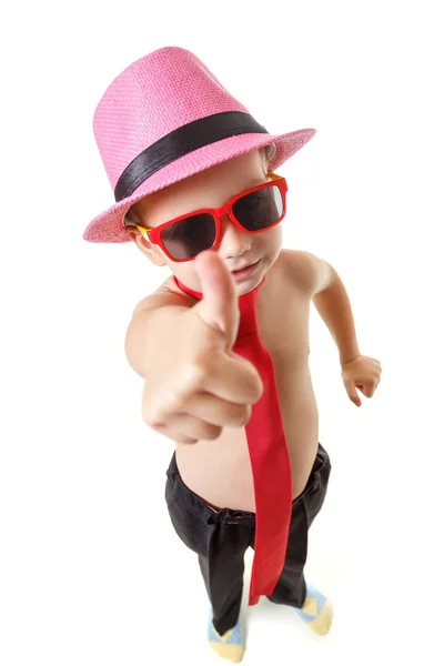 Niño con corbata, gafas de sol y sombrero bailando, aislado de blanco. Pequeño niño alegre lindo está bailando sobre fondo blanco . —  Fotos de Stock