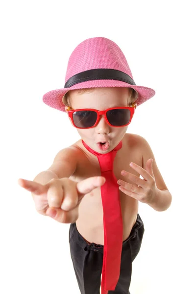 Jongetje in gelijkspel, zonnebril en hoed is dansen, geïsoleerd op wit. Kleine schattige vrolijke jongen is dansen op witte achtergrond. — Stockfoto