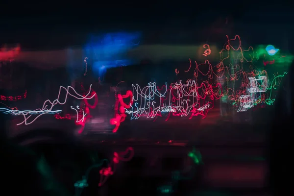 Hızlı hareketli araba gece renkli işaretleri arka plan bulanık — Stok fotoğraf