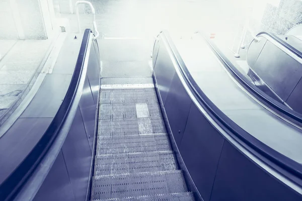 Rolltreppen auf und ab in öffentlichen Gebäuden oder U-Bahnen — Stockfoto