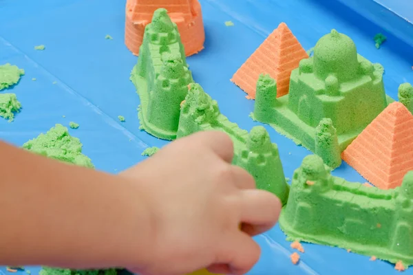 Kinder spielen kinetischen Sand — Stockfoto