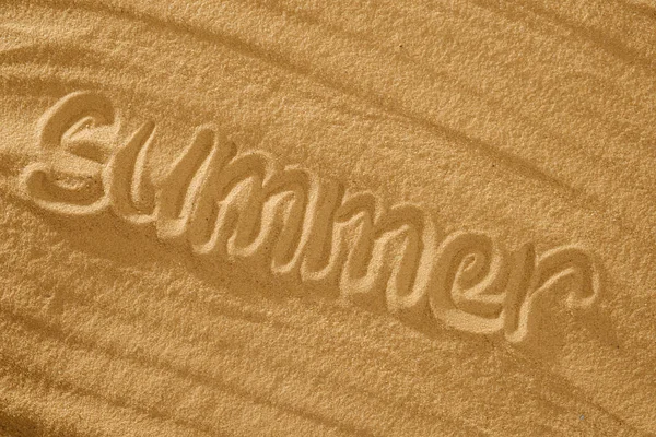 Sommartid text på sand. Konceptet på ocean beach. Kopiera utrymme. — Stockfoto