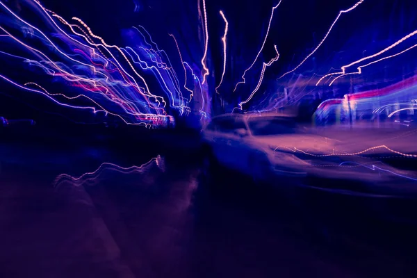 Абстрактне зображення розмитого руху автомобілів на міській дорозі вночі — стокове фото