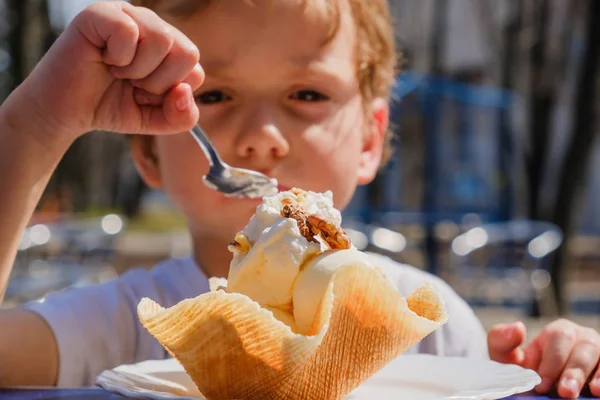 Dettaglio da vicino, un bambino che mangia gelato. All'aperto al bar — Foto Stock