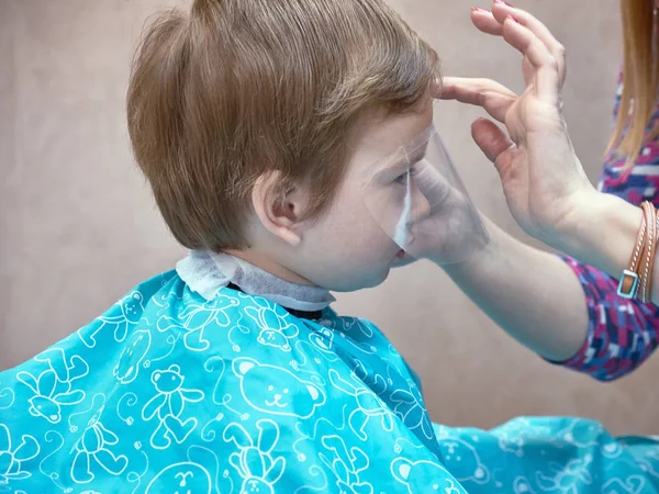 Lindo niño teniendo corte de pelo — Foto de Stock