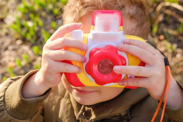 Retrato de niño tomando fotos al aire libre, juguete de la cámara —  Fotos de Stock