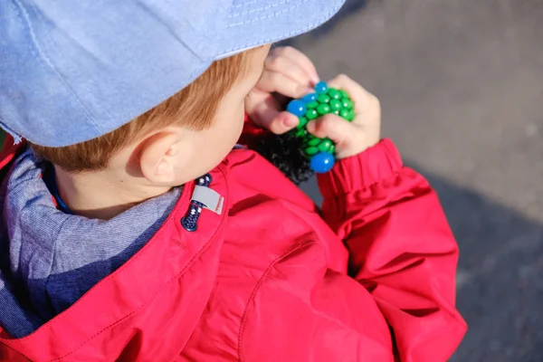 Lindo niño caucásico jugando juguete hecho a mano llamado limo . —  Fotos de Stock