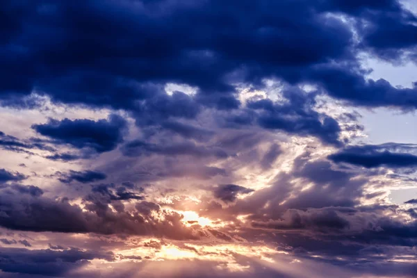 Фон темных облаков драматическое небо перед грозой — стоковое фото