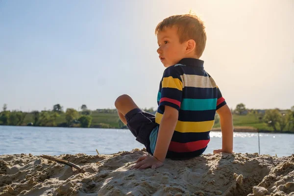 Speelse jongen op het strand — Stockfoto