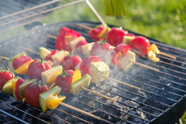 Gegrillte Gemüsespieße in einer Kräutermarinade auf einer Grillpfanne, Zwiebelpfeffer Zucchini-Tomaten gebraten Grill — Stockfoto