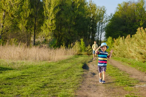 Ευτυχισμένο παιδί Καυκάσιος αγόρι τρέχει στο γρασίδι Λιβάδι, καλοκαίρι στο φυσικό πάρκο — Φωτογραφία Αρχείου