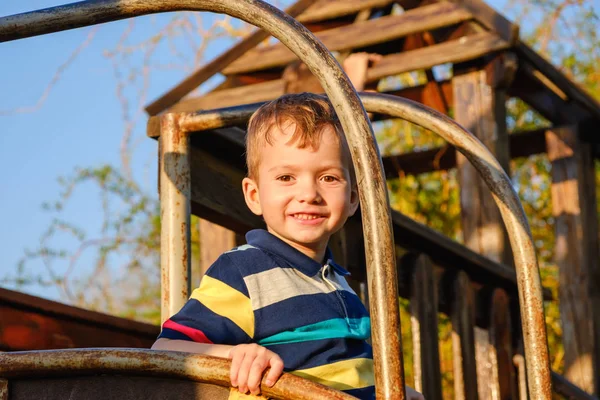 Adorable niño pequeño de 3-4 años que se divierte en el patio de recreo, niño —  Fotos de Stock