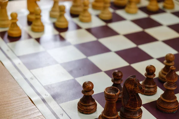 Parçalar ve satranç turnuvası ile bağlantılı olarak ahşap masa saati ile satranç masası. — Stok fotoğraf