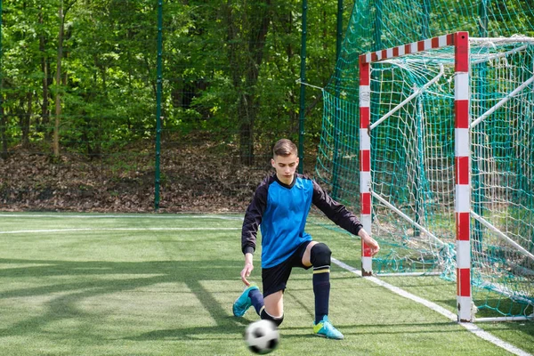 Kaleci topu yakalar. Stadyum kaleci spor zemin oyna, çim futbol kaleci adam, outdoorsc OMPETITION, — Stok fotoğraf