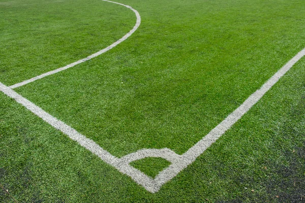 Raya blanca en el campo de fútbol verde artificial desde la vista lateral . —  Fotos de Stock