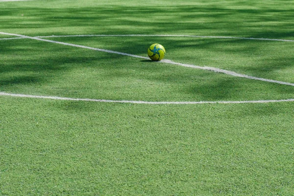 Weißer Streifen auf künstlichem grünen Fußballfeld von der Seite. — Stockfoto