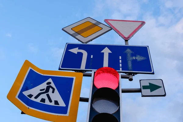 Irányított közúti jelek közeli kék ég alatt — Stock Fotó